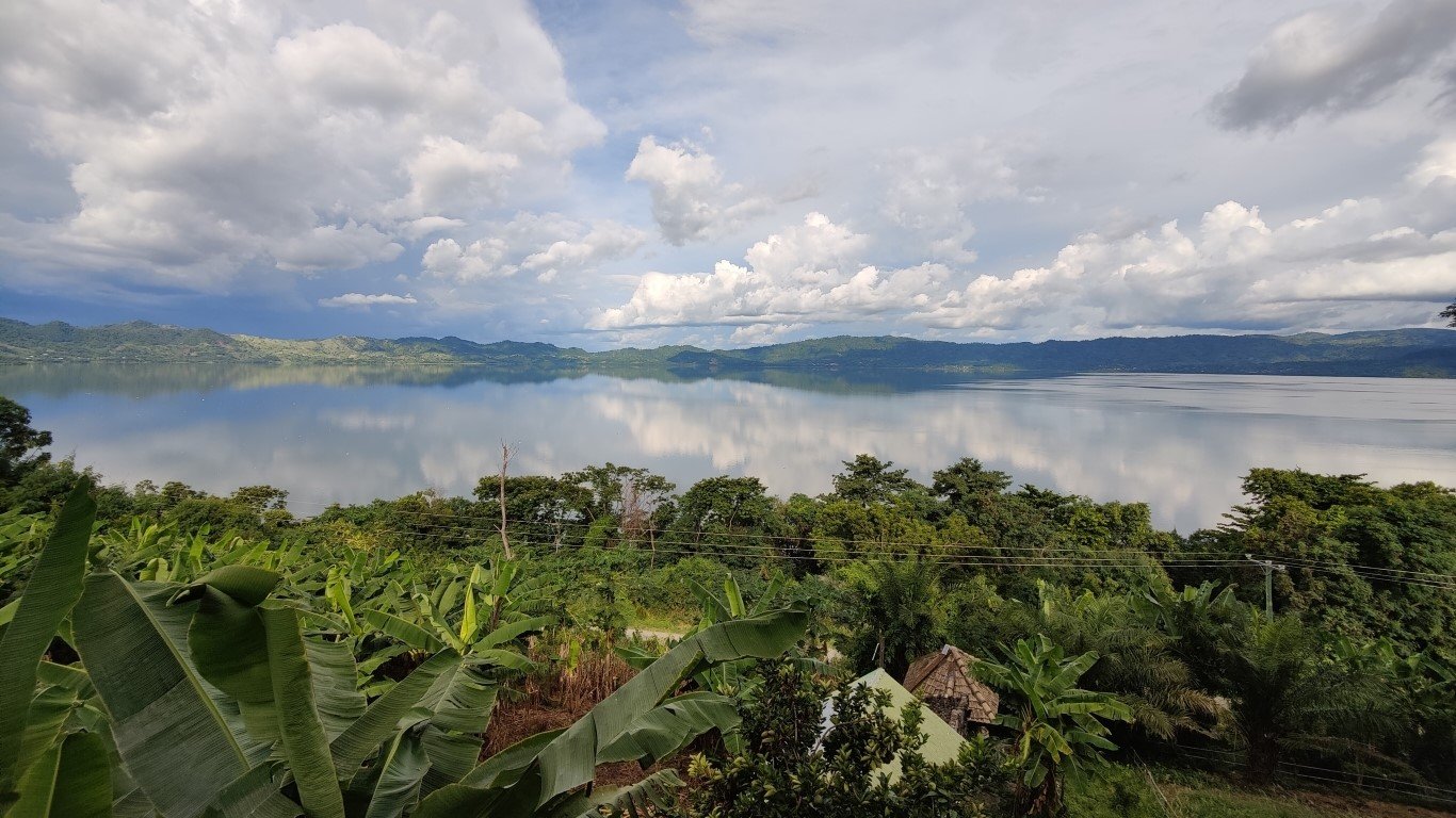 Full Day Lake Bosomtwe Boat Cruisely and Kumasi City Tours